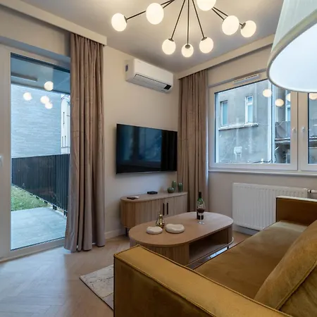 Lucky Seven No. 2 Apartment *
